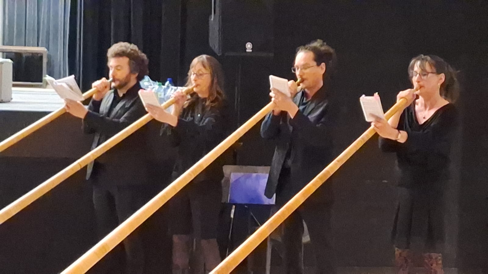 Samedi 12 avril, l'union Instrumentale de Bois-d'Amont accueillait un orchestre national d'harmonie, Avent'âge, composé de musiciens seniors venant des 4 coins de France. Les cornistes de l'écho des Gentianes leur ont fait découvrir le cor des Alpes, et ensuite certains joueurs de cuivres ont pu tester ces instruments de bois , retrouvant un vrai plaisir d'enfants qui découvrent un nouveau jouet 🙂